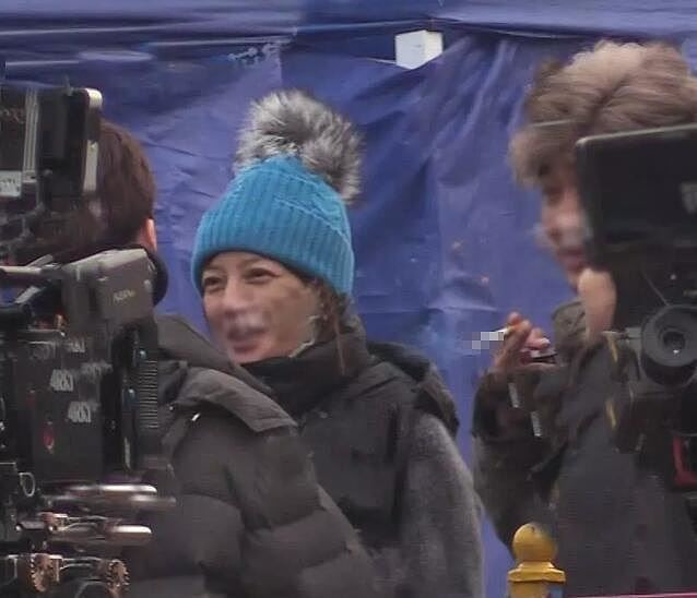 Dù cười tươi, Triệu Vy vẫn không giấu được nét mặt mệt mỏi, xuống sắc.