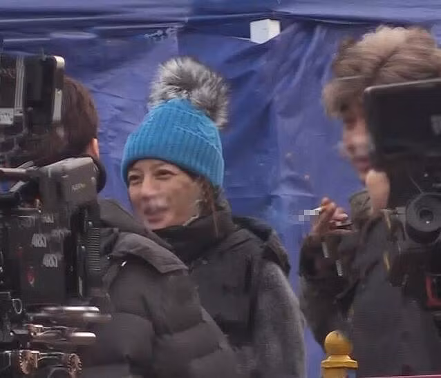 Dù cười tươi, Triệu Vy vẫn không giấu được nét mặt mệt mỏi, xuống sắc.