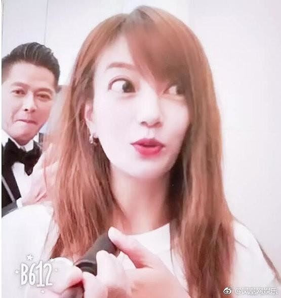 Trước đó, ngôi sao "Hoàn Châu cách cách" từng khiến fans "hết hồn" vì sử dụng phần mềm chỉnh ảnh quá đà. Đôi mắt vốn đã to của cô trở nên biến dạng.