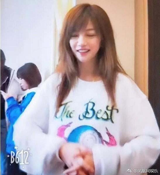 Phần mềm chỉnh ảnh cũng khiến phần cằm của nữ diễn viên nhọn bất thường, tỷ lệ mất cân xứng.