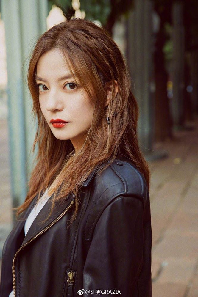 Sau khi giảm cân thành công, diễn viên Triệu Vy từng được khen trẻ trung, xinh đẹp ở tuổi U50. Tuy nhiên, thực tế cho thấy, những bức ảnh lung linh đó đã can thiệp qua bằng phần mềm photoshop.