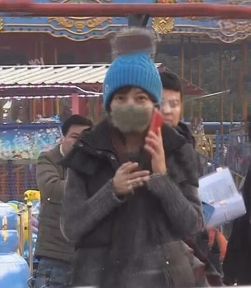 Ở một bức hình khác, Triệu Vy che kín mặt bằng khẩu trang.