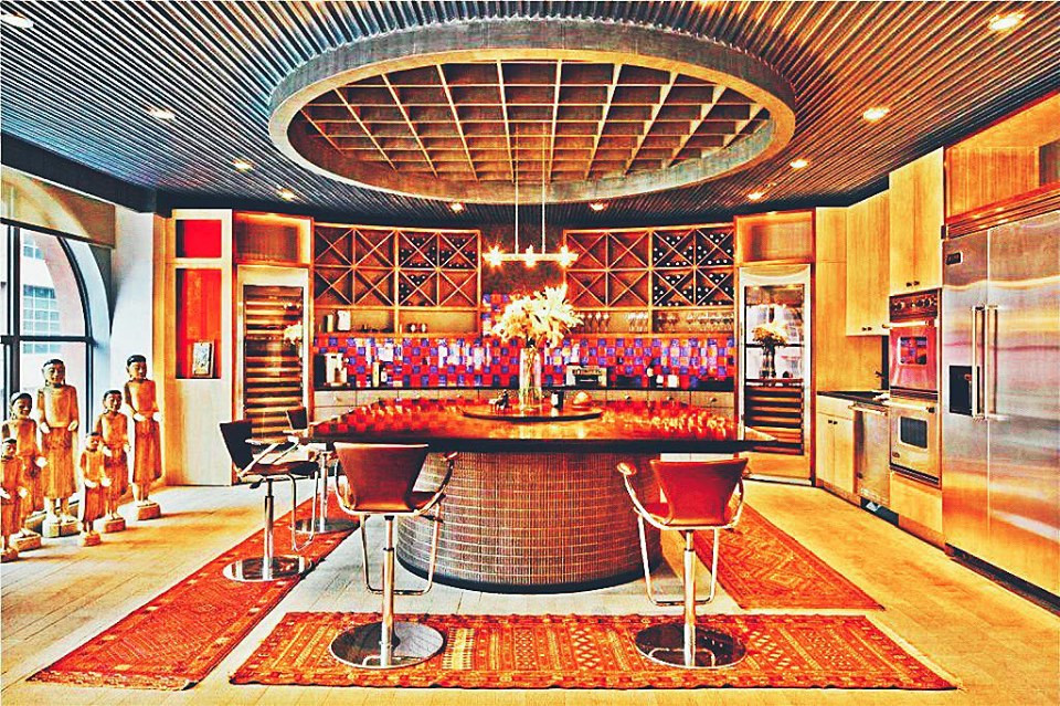 Rộng hơn 300m2, ngôi nhà được ca sĩ Nathan Lee chăm sóc tỉ mỉ, với phong cách hiện đại pha trộn với nét chấm phá của băn hoá Châu Á.