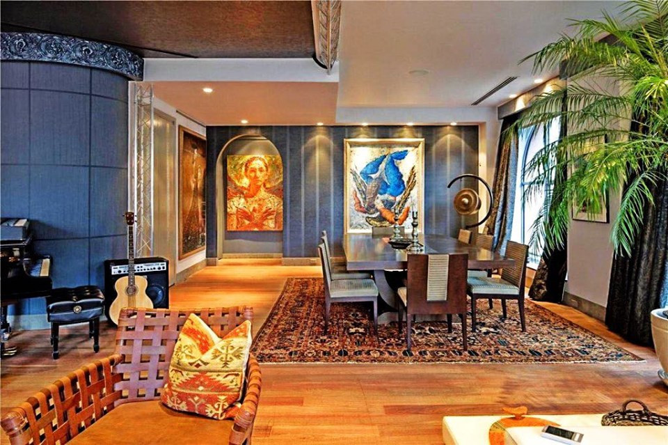 Khu bếp rộng rãi, hiện đại.