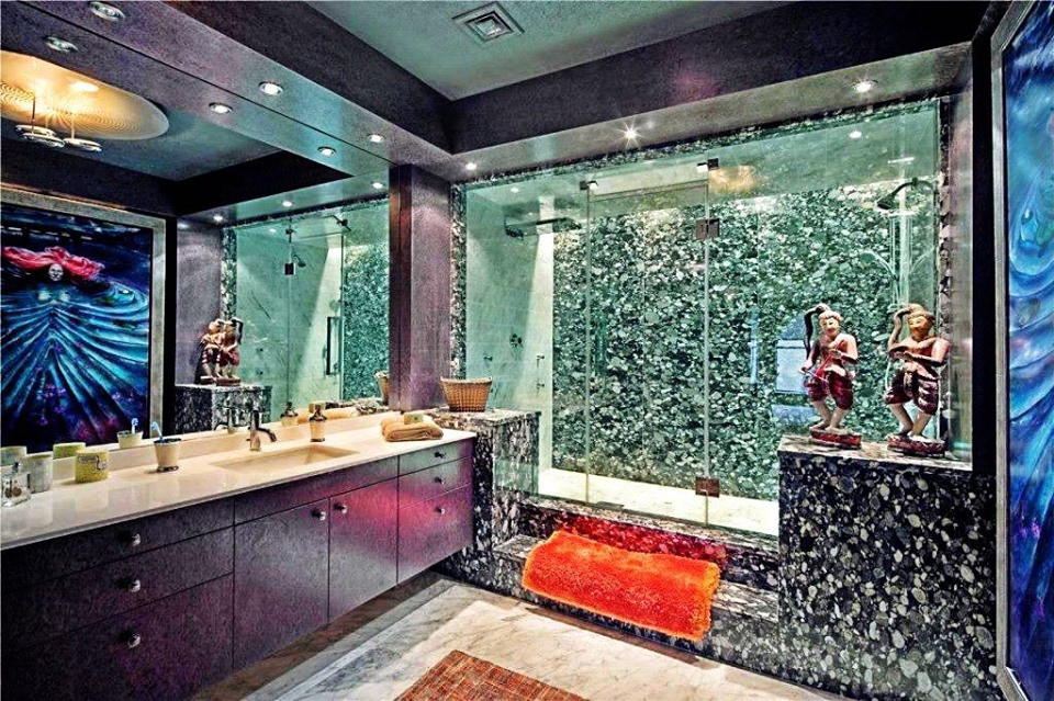 Phòng tắm với thiết bị xông hơi, tắm massage tự động.