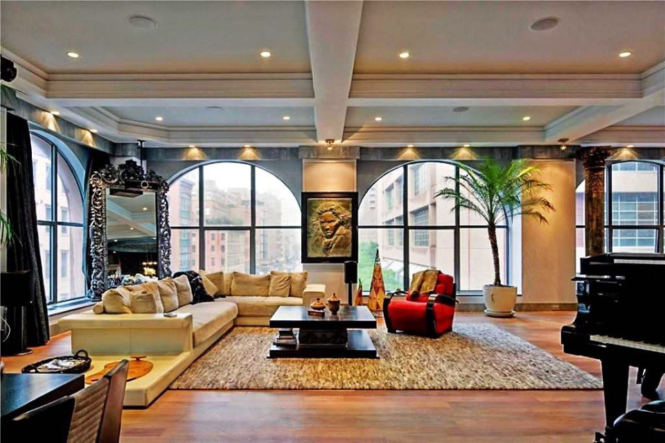 Toàn bộ căn nhà được trang bị những khung cửa sổ lớn để chủ nhân có thể thoải mái ngắm khung cảnh xung quanh. Phòng khách rộng lớn với 3 view nhìn ra trung tâm thành phố.