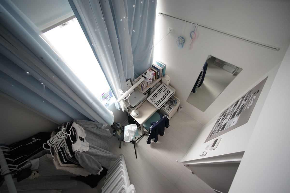 3 cửa sổ giúp phòng luôn thoáng sáng nhờ lấy được ánh sáng tự nhiên tối đa.