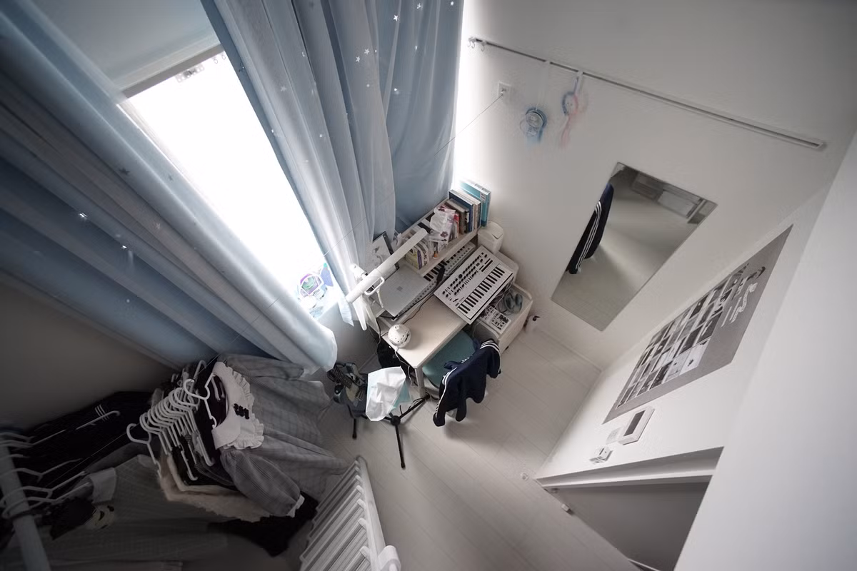 3 cửa sổ giúp phòng luôn thoáng sáng nhờ lấy được ánh sáng tự nhiên tối đa.