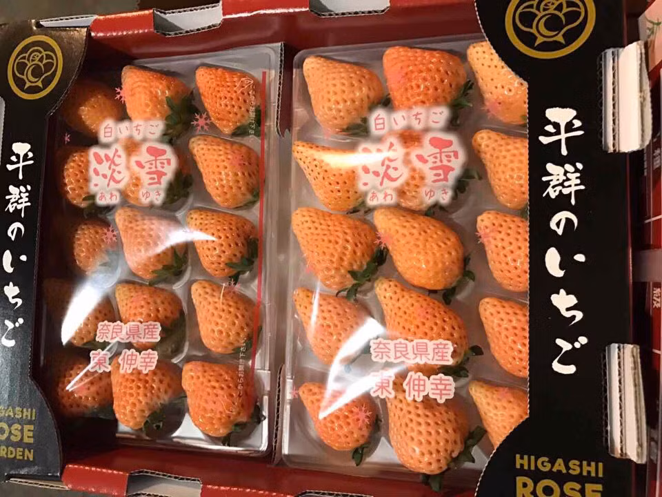 Một hộp dâu anh đào Nhật thường được gói 300g và có giá 1 triệu đồng/hộp. Ảnh: Vinfruits.