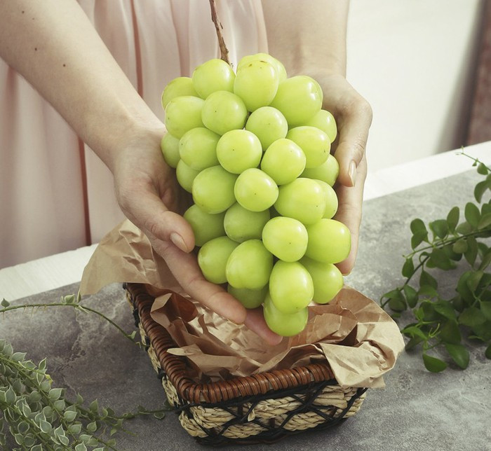 Những chùm nho mẫu đơn Nhật Bản tròn đều, bóng đẹp, ăn giòn, ngọt có mùi thơm đặc trưng là loại quả hút khách trong dịp Tết. Ảnh: PhunuVN.