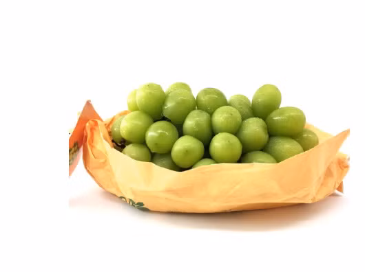  Nho mẫu đơn được đóng gói trong mẫu mã sang trọng, có giá bán 1,2 triệu đồng/kg. Ảnh: Vinfruits.