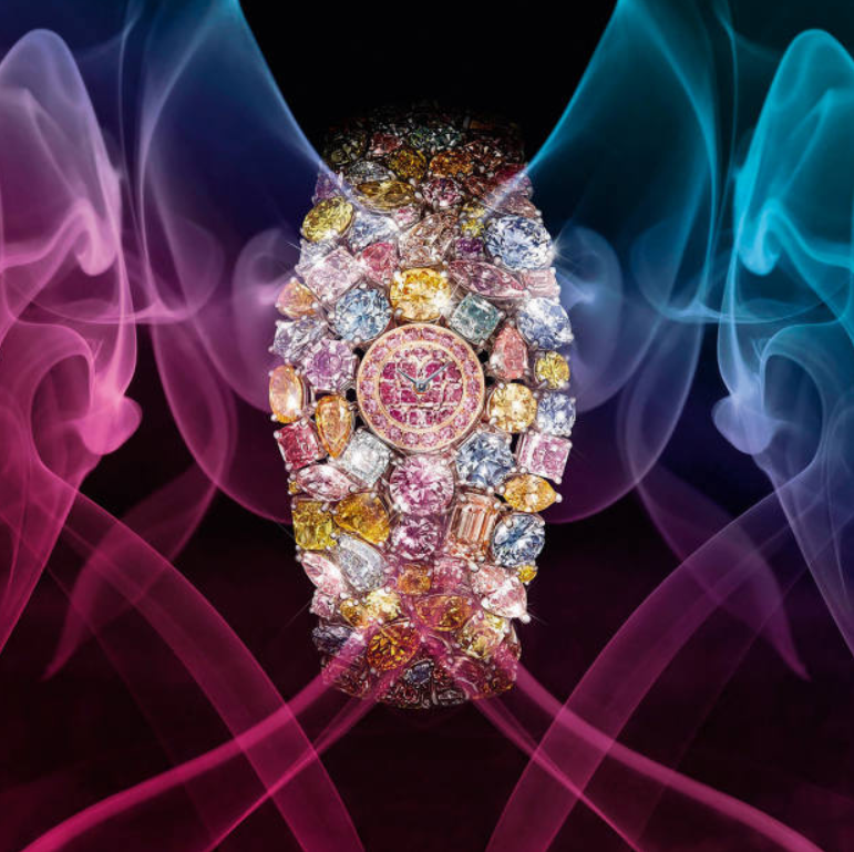 Không chỉ có vậy, Graff Diamonds Hallucination được chạm khắc đá quý với các hình dạng khác nhau như như hình trái tim, hình quả lê, marquise, ngọc lục bảo.