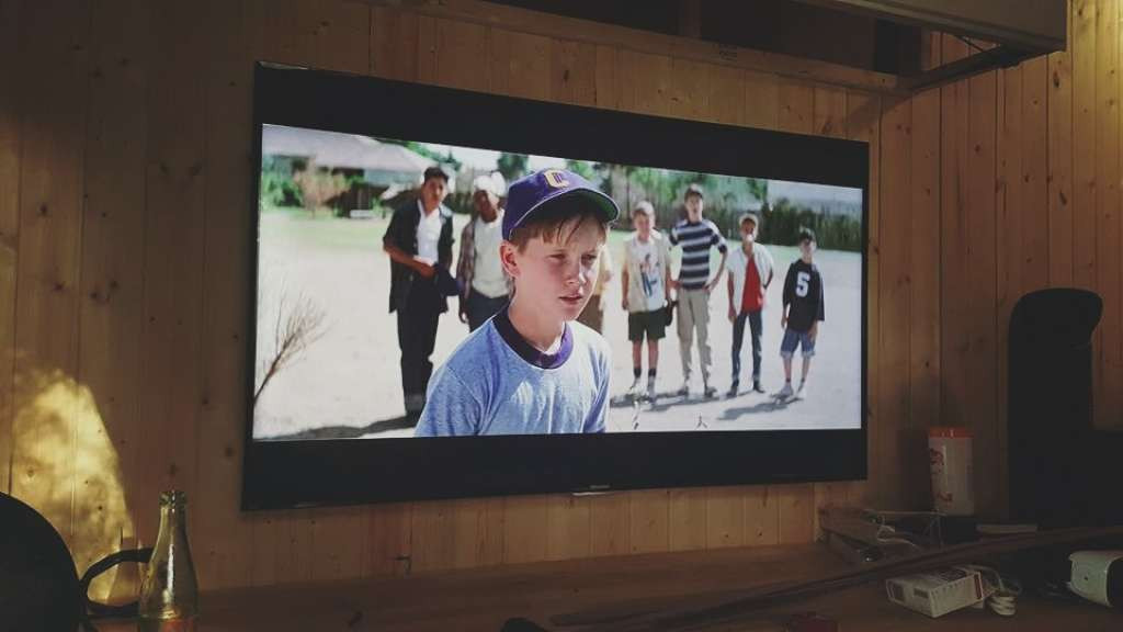 Ti vi màn hình lớn phục vụ nhu cầu giải trí.