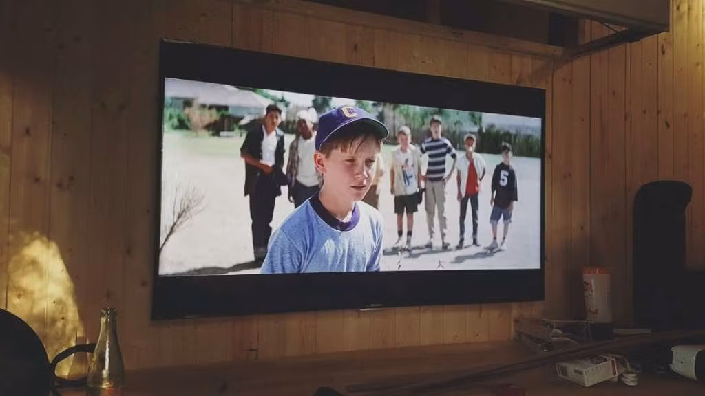 Ti vi màn hình lớn phục vụ nhu cầu giải trí.