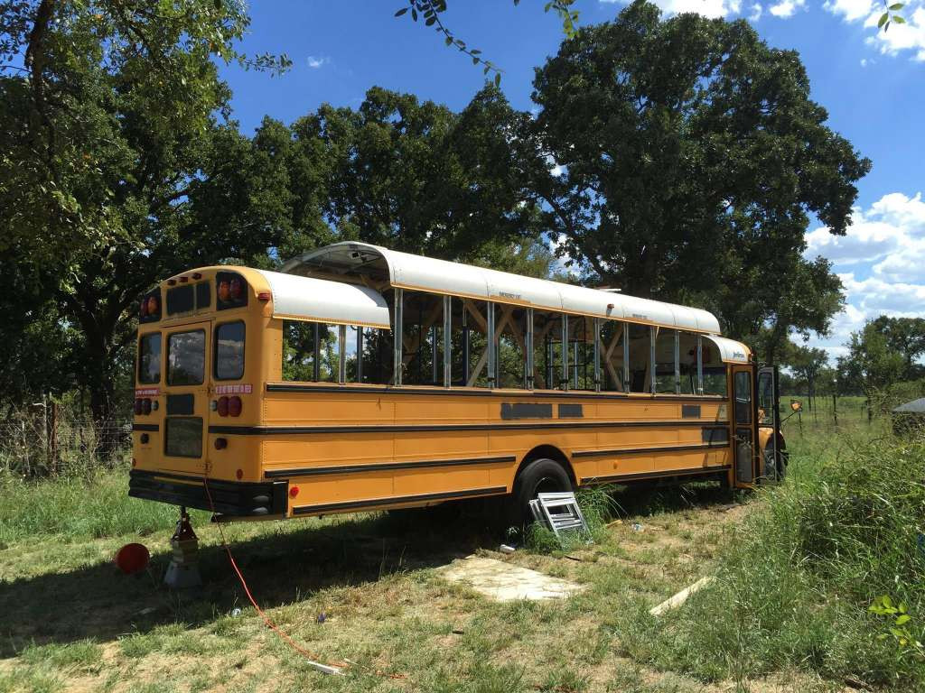 Một anh chàng thích phiêu lưu ở Mỹ Michael Talley đã mua một chiếc xe bus để biến nó thành ngôi nhà di động với chi phí chỉ 15.000 USD (hơn 300 triệu đồng).