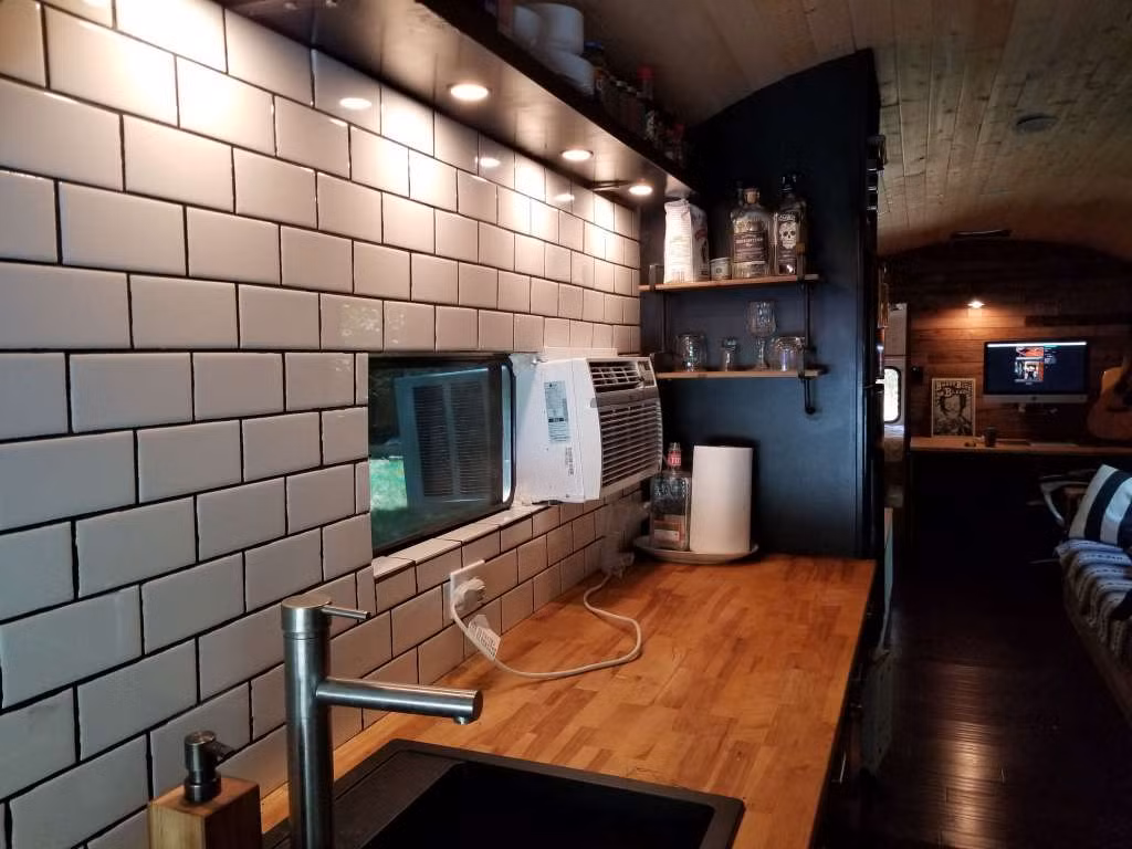  Nhà bếp đầy đủ vật dụng hiện đại.