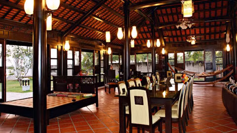 Dựa trên ý tưởng của kiểu nhà ba gian, biệt thự của doanh nhân Nguyễn Hoài Nam thiết kế lối đi theo không gian mở, sao cho tất cả các ô cửa đều đón ánh nắng, gió sông và không khí tươi mát từ cây xanh trong vườn. Ảnh: Nhadautu.