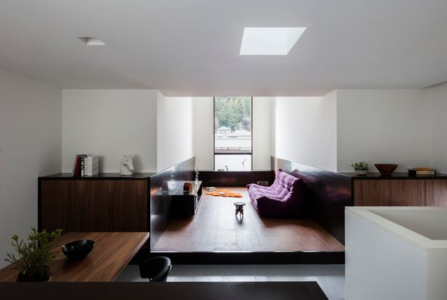 Phòng khách bố trí ở ngay mặt tiền, nơi sáng sáng sủa nhất và có tầm nhìn rộng rãi.