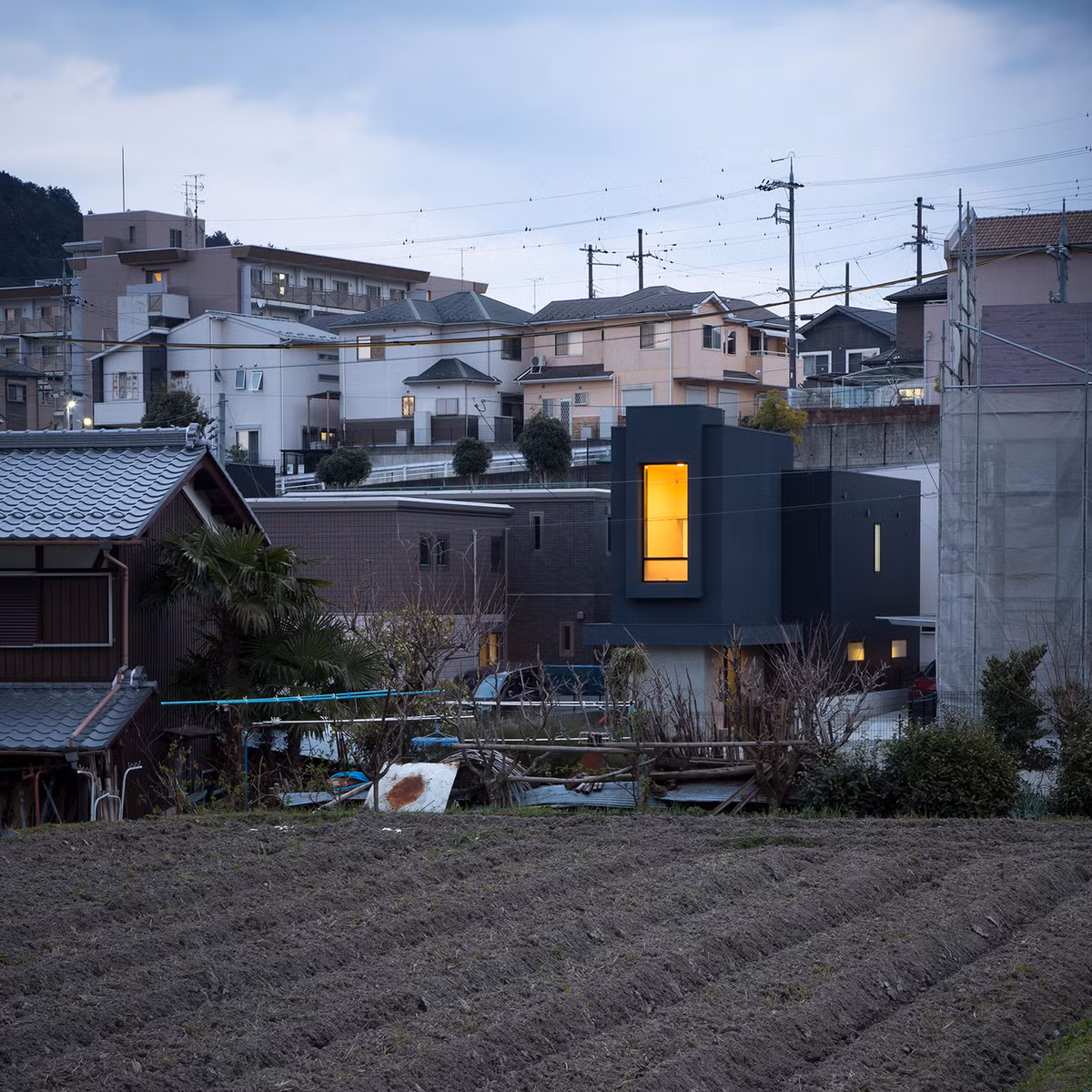 Cách thiết kế độc đáo này giúp “bề ngang hẹp” không còn là hạn chế mà trở thành chi tiết tạo nên điểm nổi bật hẳn so với những ngôi nhà lân cận.