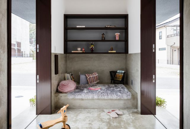 Theo kiến trúc sư, cách thiết kế cửa ra vào có phần "kỳ quặc" của ngôi nhà mang đến sự thuận tiện, khi ra vào từ phần sân để xe nằm hai bên.