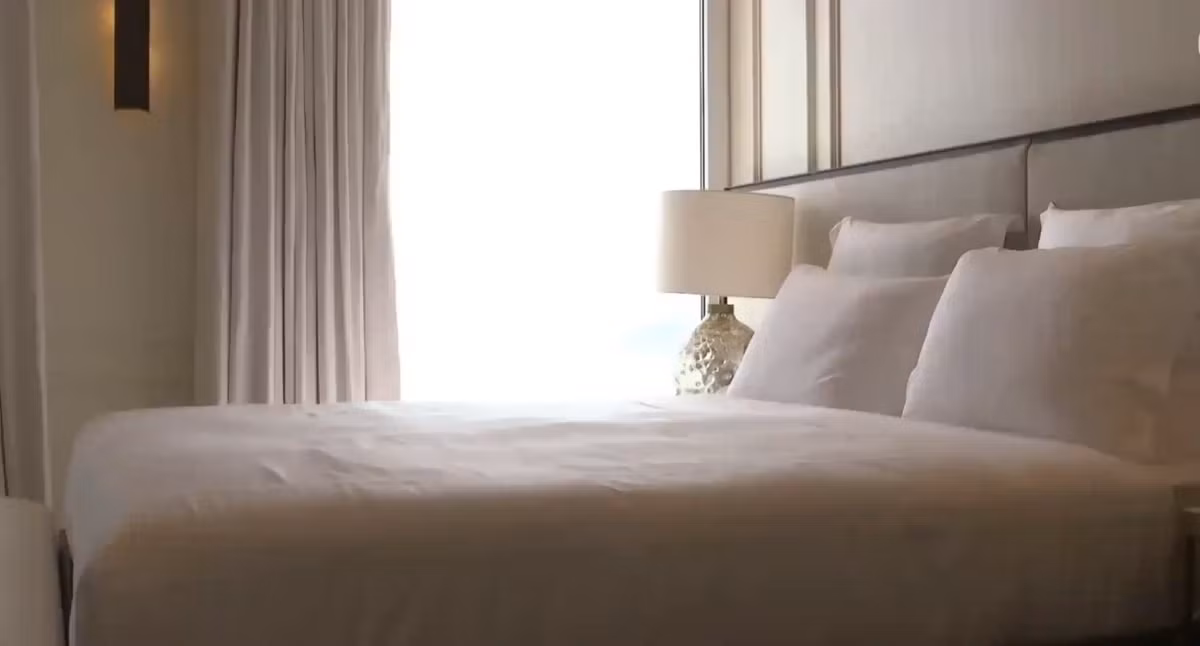 Ngôi nhà có tổng cộng 5 phòng ngủ với 5 phòng tắm riêng biệt.Trong phòng có sẵn phụ kiện như túi xách...