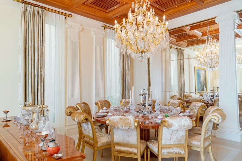 Phòng ăn với đèn chùm lớn.