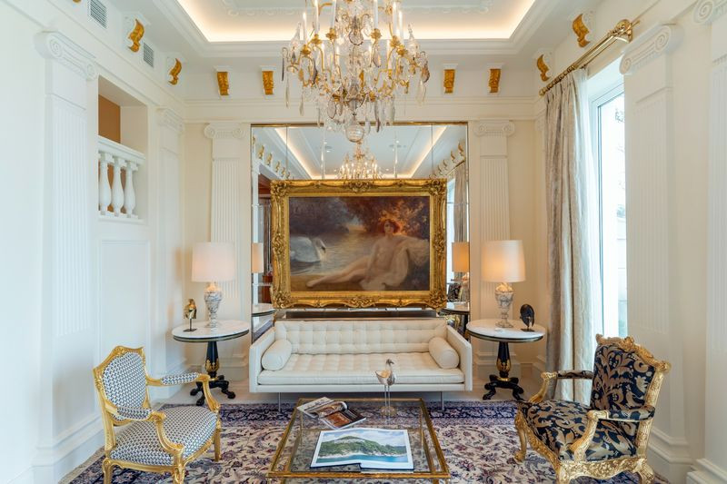 Bên trong căn nhà này được thiết kế trọn bộ với đầy đủ mọi thứ từ tác phẩm nghệ thuật trang trí, đèn chùm...