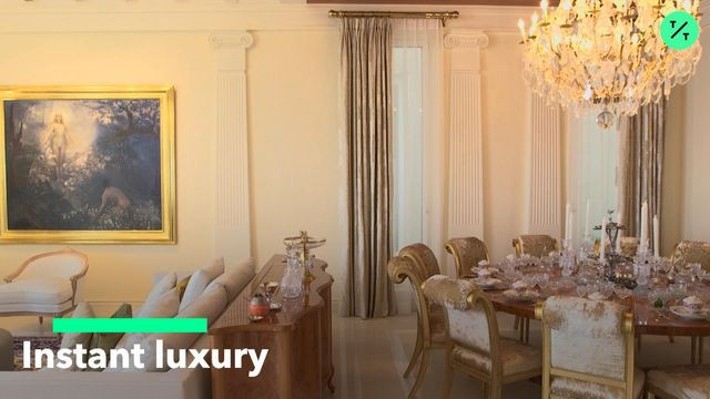 Tường của cả phòng được phủ bằng vải lụa.