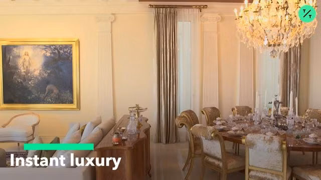 Tường của cả phòng được phủ bằng vải lụa.