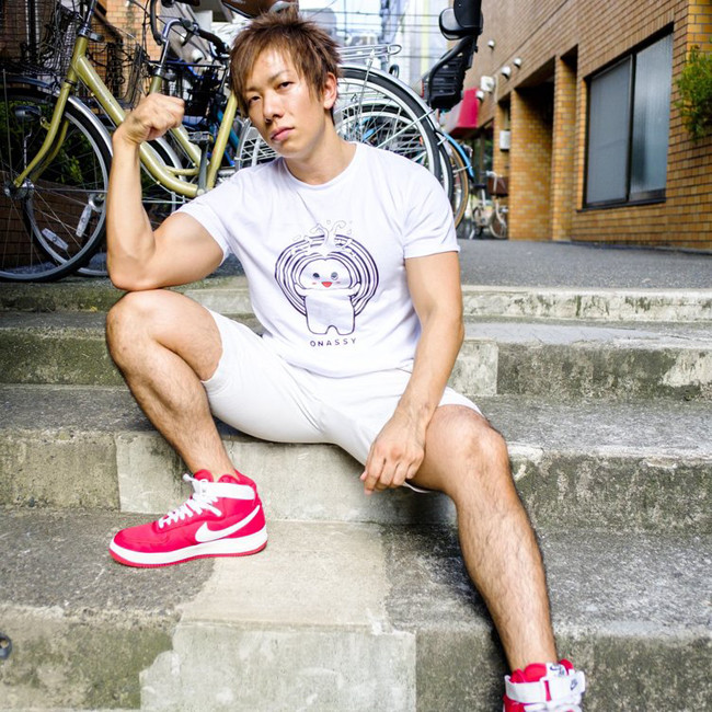 Ken Shimizu năm nay 39 tuổi, đã có gần 20 năm hoạt động trong ngành công nghiệp phim 18+ Nhật Bản. Tính đến nay, anh đã tham gia hơn 9.300 bộ phim 18+ và “lên hình” với hàng chục ngàn diễn viên nữ khác nhau.