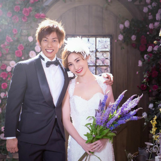 Trò chuyện trong một chương trình truyền hình mới đây của Nhật, Hachu – bà xã Ken Shimizu cho biết, họ gặp nhau lần đầu tiên tại một khách sạn 5 sao và ngay lập tức cô bị thu hút bởi sự đặc biệt của anh, đồng thời tò mò muốn tìm hiểu, khám phá tính cách, con người anh.