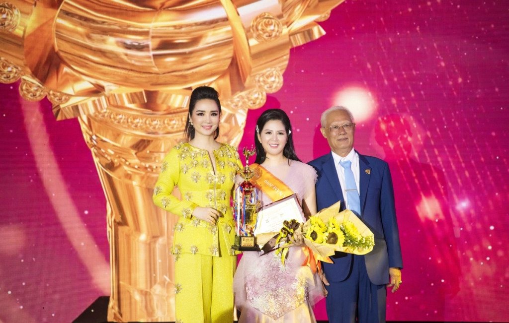 Trước khi lên xe hoa với Thứ trưởng Bộ Tài chính Huỳnh Quang Hải, ca sĩ Đinh Hiền Anh còn được biết đến với vai trò doanh nhân. Theo thông tin trên báo Pháp luật Việt Nam, nữ ca sĩ này là Tổng Giám đốc Công ty Cổ phần Truyền thông Sen Vàng. Ảnh: Thegioidienanh.