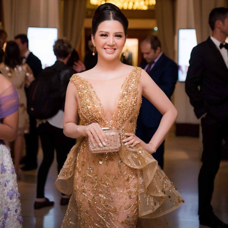 Năm 2017, Đinh Hiền Anh liên tiếp giành 2 giải thưởng nhan sắc là "Hoa hậu doanh nhân quý bà thế giới" và "Nữ hoàng kim cương". Gần đây nhất, nữ ca sĩ – doanh nhân Đinh Hiền Anh vinh dự được lựa chọn với giải thưởng Bông hồng quyền lực - Nhân vật của năm 2019 Ảnh: Vietnamnet.