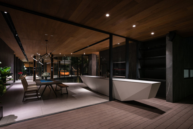 Phòng ăn ấm cúng với nội thất gỗ.