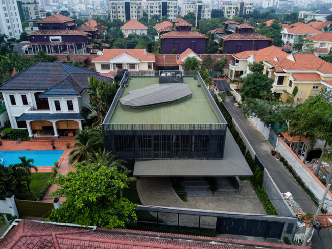 Cả ngôi nhà như một hộp thép đặt trên các cột, giải phóng hoàn toàn không gian tầng trệt khỏi những bức tường bê tông.