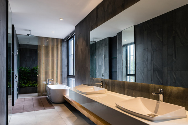 Phòng tắm hiện đại chẳng kém khách sạn 5 sao. Nguồn ảnh: Quang Dam.