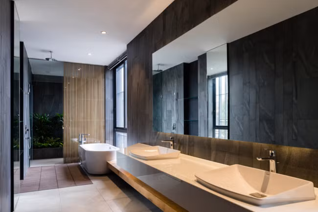 Phòng tắm hiện đại chẳng kém khách sạn 5 sao. Nguồn ảnh: Quang Dam.