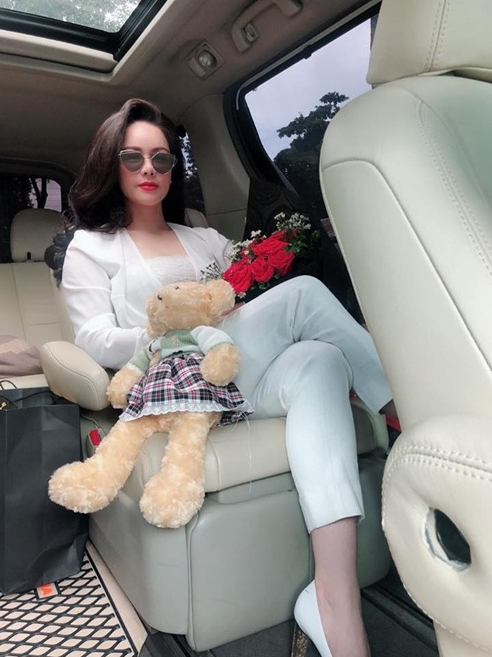 Tuy nhiên, những năm gần đây, ca sĩ quê Thanh Hóa thường khiến mọi người trầm trồ với những ảnh chụp trong chiếc xe mới sang trọng và đắt tiền.