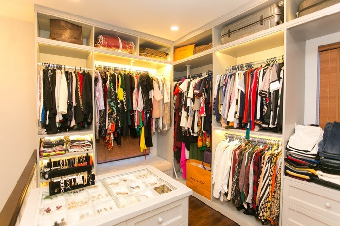 Không chỉ có vậy, Nhật Kim Anh còn có cả một phòng lưu trữ trang phục không hề thua kém nghệ sĩ nữ nào.