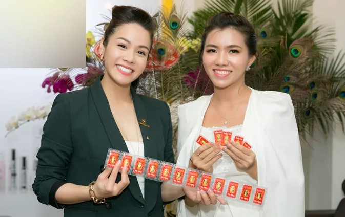 Nữ ca sĩ Nhật Kim Anh còn gây bất ngờ khi chuẩn bị nhiều miếng vàng ròng lì xì đầu năm cho nhân viên.