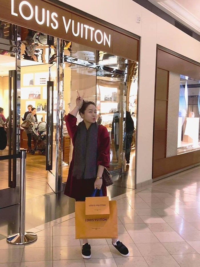 Nhật Kim Anh cũng thường xuyên mua hàng hiệu.