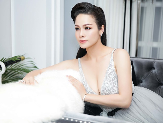 Năm 2017, Nhật Kim Anh mở một công ty mỹ phẩm tại quận 4 (TP HCM). Sau thời gian hoạt động, thương hiệu mỹ phẩm của nữ ca sĩ nhanh chóng tạo được sự tin tưởng đối với khách hàng, có hàng chục chi nhánh trên cả nước.