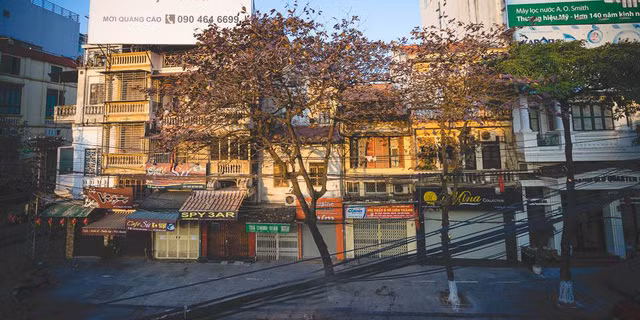 Từng căn nhà cũng trở nên hoài cổ, lãng mạn trong khoảnh khắc giao mùa. Ảnh: VTV.