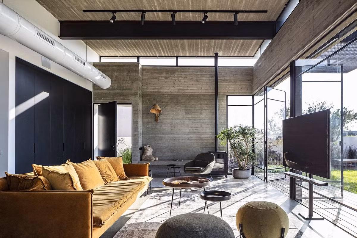 Phòng khách thoáng sáng nhờ bức tường kính trong suốt.