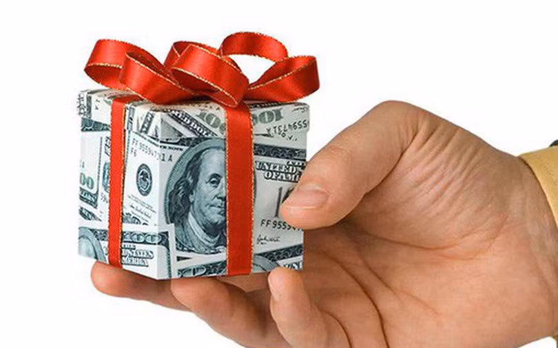 Cũng trong dịp Tết Nguyên đán 2018, một công ty địa ốc tại Tân Bình (TP HCM) công bố mức thưởng cho nhân viên xuất sắc gồm một ôtô 7 chỗ cùng phiếu tích lũy an sinh để mua nhà, tiền mặt và voucher với tổng giá trị 1,3 tỷ đồng. Ảnh minh họa: Internet.
