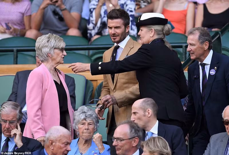 Mẹ của Beckham, bà Sandra cũng đến xem trận đấu cùng con trai.