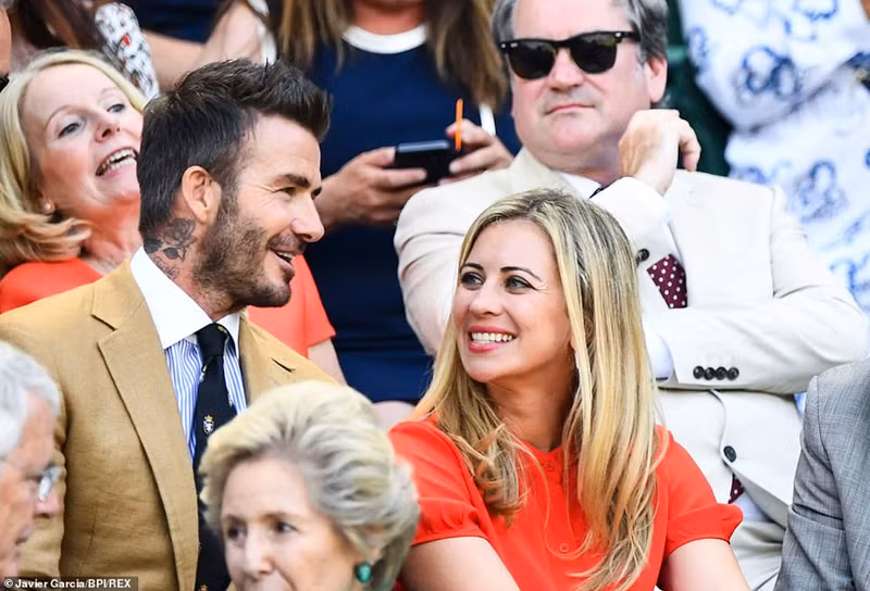 Thi thoảng anh quay sang bình luận cùng người kế bên.