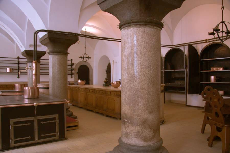 Khu vực nhà bếp bên trong lâu đài Neuschwanstein. Nguồn ảnh: Destination-munich.