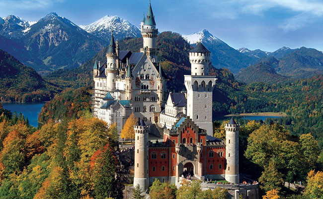 Khởi công xây dựng vào năm 1869, lâu đài sững sững trên ngọn núi, xung quanh là những cánh rừng xanh ngắt.