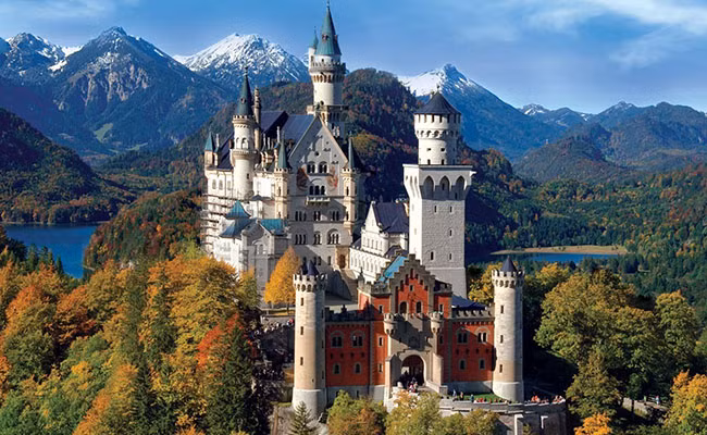 Khởi công xây dựng vào năm 1869, lâu đài sững sững trên ngọn núi, xung quanh là những cánh rừng xanh ngắt.